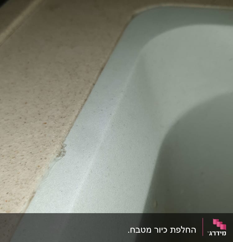 שיש בהיר עם קצה מעוגל ליד כיור